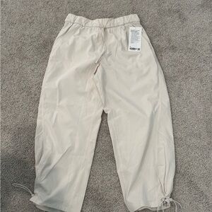 NWT lululemon athletica WovenAir Cinchable Cuff HR Jogger in Light Beige Medium